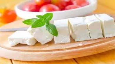 صورة عادة شائعة تهدد صحتك.. احذر ترك الملعقة داخل علبة الجبن لهذه الأسباب