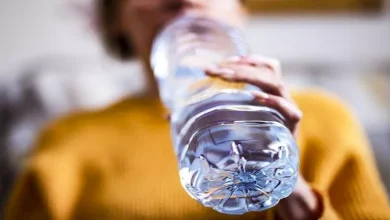 صورة لماذا لا يجب شرب الماء أثناء الوقوف؟