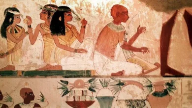 صورة “تشرق الشمس من أجلها”: كيف تغزل المصريون القدماء في زوجاتهم؟