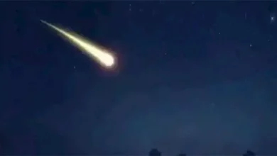 صورة “كرة نارية خضراء أضاءت السماء”.. شاهد لحظة انفجار نيزك (فيديو)
