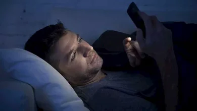صورة هل هناك ضرر من استخدام الهواتف ليلا قبل النوم؟ دراسة تكشف