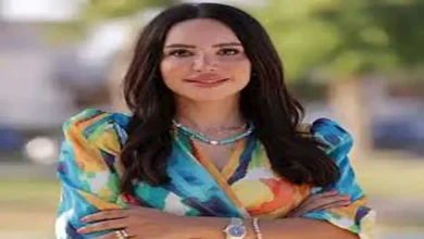 صورة إنجي علاء بفستان قصير وجريء.. كيف نسقت إطلالتها؟