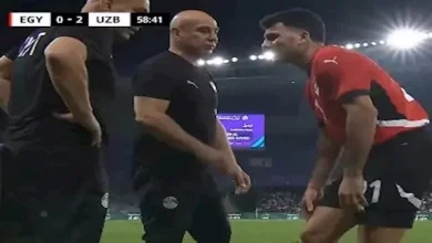 صورة زيزو يغادر أرضية ملعب مباراة مصر وأوزباكستان بسبب الإصابة
