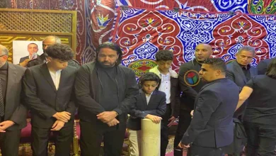 صورة 23 صورة ترصد أبناء محمد صبري يتلقون العزاء بحضور نجوم الزمالك والأهلي