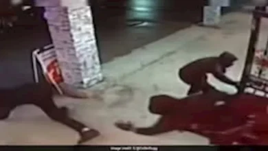صورة مالك متجر مجوهرات يطارد لصوص في الشوارع
