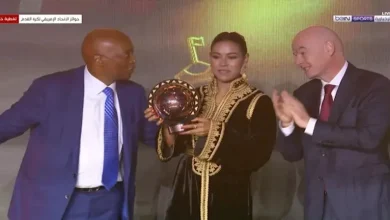 صورة بينهن منافستها.. لاعبات الجيش الملكي يحتفلن بغزلان الشباك (فيديو)