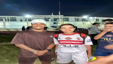 صورة لاعبات الزمالك يلتقطن صورا مع خوان بيزيرا