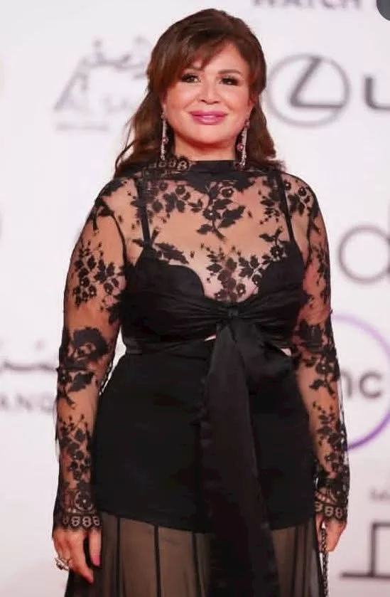 الفنانة إلهام شاهين مرتدية فستان سهرة أسود 