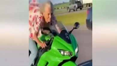صورة سيدة مسنة تثير الجدل بقيادة دراجة نارية