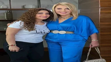 صورة بالصور| نادية الجندي تخطف الأنظار بـ”جمبسوت” أزرق أنيق