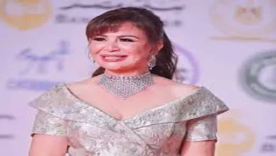 صورة بفستان جريء وأنيق.. إلهام شاهين تتألق في معرض يوثّق مسيرتها الفنية