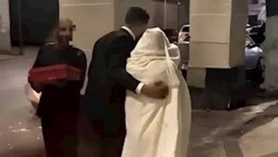 صورة عروس وعريس يوزعون الفرح.. زفاف خيري في شوارع الجزائر