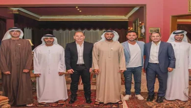 صورة رئيس المجلس الوطني للإعلام بالإمارات يزور عادل إمام في منزله