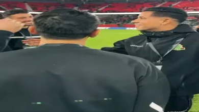 صورة تحية متبادلة بين رضا سليم ولاعبي الأهلي قبل مباراة الجيش الملكي