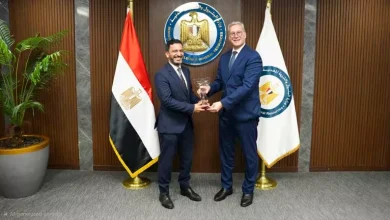 صورة وزير البترول يكرم صاحب أفضل مشروع ذكاء اصطناعي في الجيوميكانيكا
