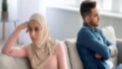 صورة حكم امتناع المرأة عن زوجها ومساومته على ذلك؟.. المفتي الأسبق يجيب