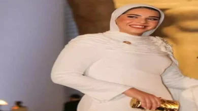 صورة ما دلالة المكتوب على فستان “آية” ابنة الرئيس السيسي خلال افتتاح المتحف