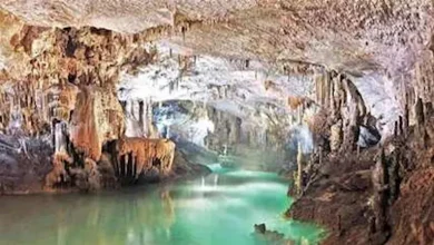 صورة حفل خاص داخل مغارة يثير الجدل في لبنان.. ما قصته؟