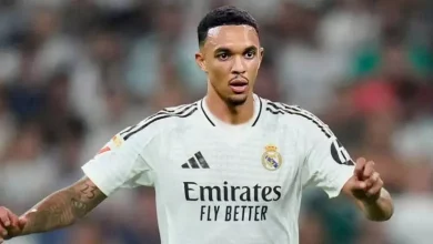 صورة استقبال صاخب من جماهير ليفربول لأرنولد خلال مباراة الفريق وريال مدريد