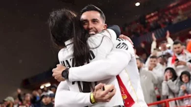 صورة مشجع يعرض الزواج على صديقته في مدرجات مباراة ريال مدريد وليفربول