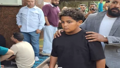 صورة بالصور| نجل محمد رمضان يصل المسجد لأداء صلاة الجنازة على جده