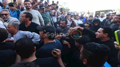 صورة بالصور| بحضور أشرف زكي.. انتهاء مراسم دفن والد محمد رمضان