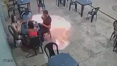 صورة سيجارة تسبب انفجارا مفاجئا في محطة وقود.. لن تتوقع ما حدث للزبائن “فيد