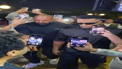 صورة بعد ساعات من وفاة والده.. محمد رمضان في عزاء السيناريست أحمد عبدالله-