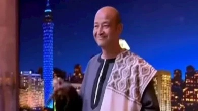 صورة شهيرة لـ عمرو أديب بعد ظهوره بـ”الجلابية”: “كنت جميلًا.. بس ليه حشرت ا