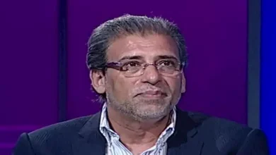 صورة خالد يوسف مدافعًا عن مخرج حفل المتحف الكبير: “مش شايف كارثة تستحق الهج