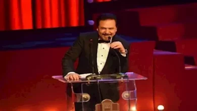 صورة إطلالة كلاسيكية.. محمد رياض وزوجته يخطفان الأنظار في ختام “القاهرة الس