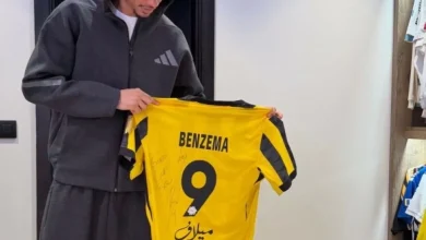 صورة مهاجم ليفربول يتلقى «هدية اتحادية» من بنزيما  أخبار السعودية