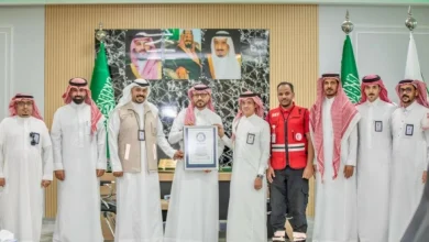 صورة مدير «هلال جازان» يسلّم الصحة نسخة من شهادة «غينيس» العالمية  أخبار السعودية