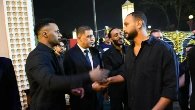 صورة حضور كثيف من مشاهير الفن والإعلام في عزاء والد محمد رمضان  أخبار السعودية