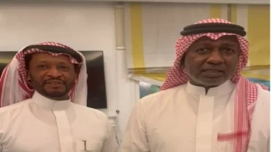 صورة خلال لقائهما «عكاظ».. الجمعان «يفكّ شفرة» الأسطورة ماجد  أخبار السعودية