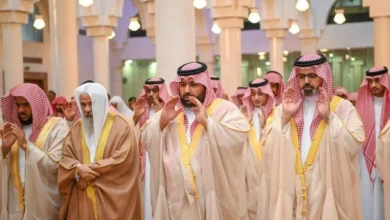 صورة أمير جازان ونائبه يؤديان صلاة الاستسقاء مع جموع المصلين   أخبار السعودية