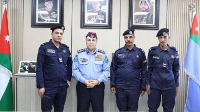 صورة | تقديرا لـ “شجاعتهم”.. تكريم طاقم دورية نجدة أنقذ سيدة وأطفالها من مركبة مشتعلة بالمفرق