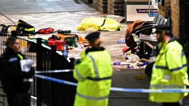 صورة | الشرطة البريطانية توقف شخصين للاشتباه في تورطهما بحادث طعن جماعي على متن قطار ببريطانيا