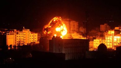 صورة | مصادر محلية: طيران الاحتلال يشن عدة غارات على مواقع في مدينة غزة