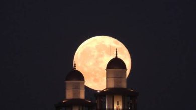 صورة | القمر العملاق الأقرب لعام 2025 يطل على سماء الأردن مساء الأربعاء