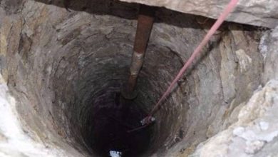 صورة | الدفاع المدني يجدد التحذير من مخاطر تنظيف الآبار بالطرق التقليدية