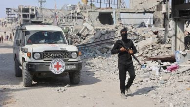 صورة | جيش الاحتلال: الصليب الأحمر يتسلم جثة محتجز في غزة