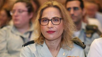صورة | العثور على “الهاتف الذي حير الاحتلال”: جهاز المدعية العسكرية السابق وجد “يعمل” بعد 5 أيام في البحر