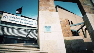 صورة | الغذاء والدواء: إغلاق سوبر ماركت في الرصيفة بعد ضبط علكة مخالفة على شكل سجائر
