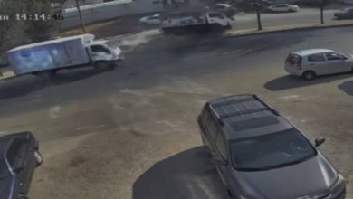 صورة | بالفيديو.. انقلاب شاحنة صغيرة واصطدامها بشجرة بشارع القدس في عمان