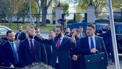 صورة | الشرع يغادر البيت الأبيض بعد اجتماع دام لساعة ونصف مع ترمب ويحيي أبناء الجالية السورية