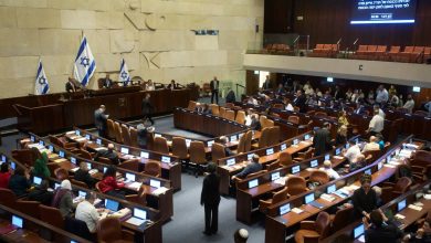 صورة | الكنيست يصادق بالقراءة الأولى على مشروع قانون إعدام الأسرى الفلسطينيين وبن غفير يوزع البقلاوة