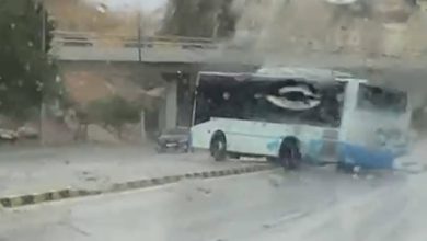 صورة | بالفيديو.. انزلاق حافلة نقل عام في عمان وعبورها للجزيرة الوسطية واصطدامها بمركبة