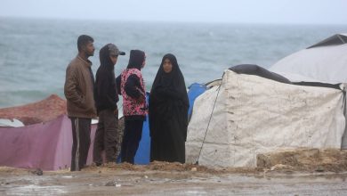 صورة | مراسل “رؤيا” يكشف معاناة الغزيين بسبب الأمطار والبرد وعجز الدفاع المدني عن المساعدة بسبب قيود الاحتلال