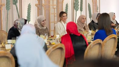 صورة | الملكة تلتقي بسيدات من المفرق وتشاركهن الغداء في أم الجمال